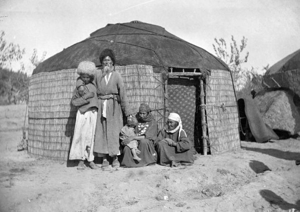 20. Окрестности Асхабада. Лагерь туркменской милиции. Семья текинца у юрты