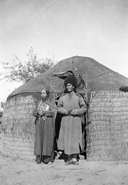 21. Окрестности Асхабада. Лагерь туркменской милиции. Текинец с женой