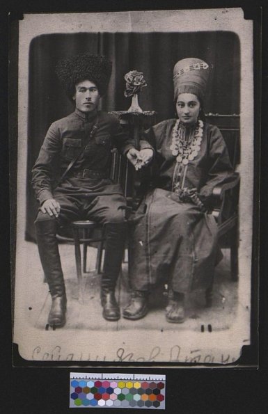 А. Сейитниязов, участник гражданской войны в Туркменистане, с женой, начало ХХ-го века.