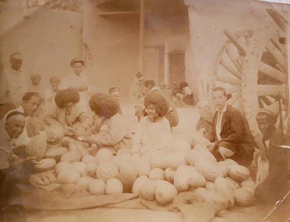Базар, люди, дыни - фото без подписи и даты, прибл. 1920-30