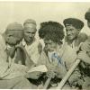 В колхозной бригаде Т. Узбеку читают письмо от сына с фронта. 1944-й год