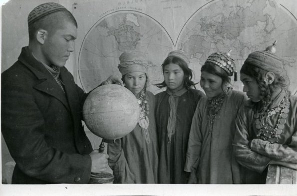 В туркменской школе. Около 1945-го года.