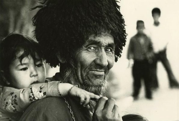 Дед и внучка.  Фотография В. Тарасевича, 1977.
