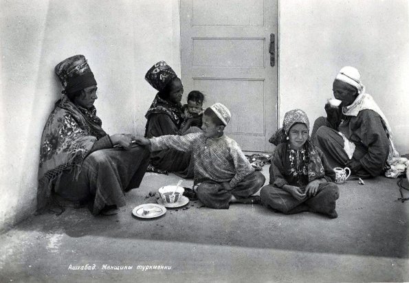 Женщины и дети. Ашхабад, 1928. Фото Панова