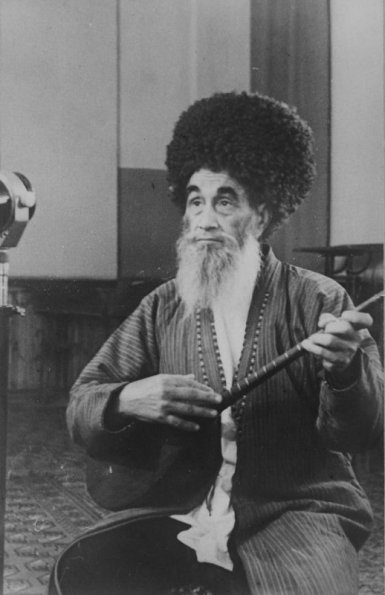 Мулла Тачмуразов - известный туркменский дутарист. 1951-й год