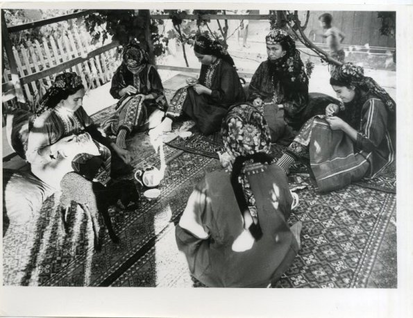 Подпись - Женщины-туркменки за вышиванием.  1969 г.