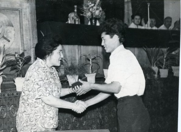 Ректор ТГУ Б. Пальванова вручает диплом студенту. 1965-й год