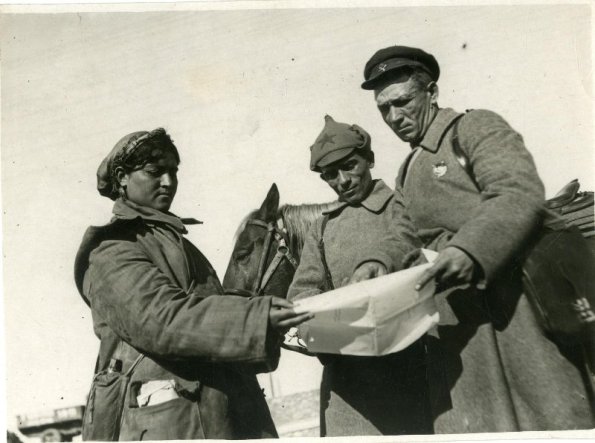 Руководители конного пробега Ашхабад - Москва рассматривают карту. 1935