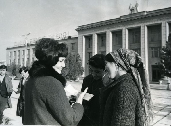 Студенты Туркменского Госуниверситета после сдачи экзаменов. 1970 г.