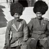 Туркмены на ступеньках музея Геоктепинского сражения, Геок-Тепе.  1917