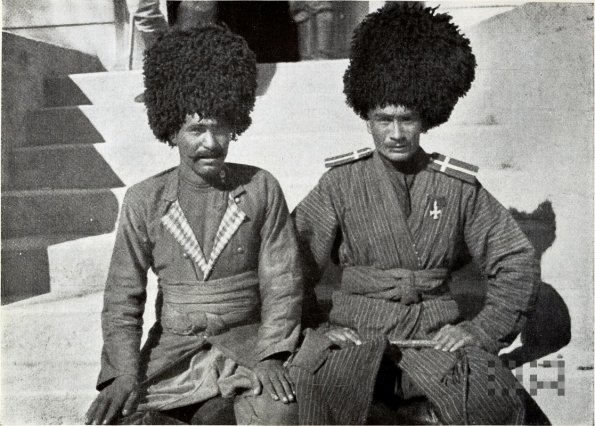 Туркмены на ступеньках музея Геоктепинского сражения, Геок-Тепе.  1917