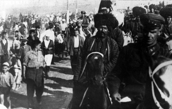 Участники конного пробега Ашхабад – Москва на дистанции пробега в РСФСР. 1935