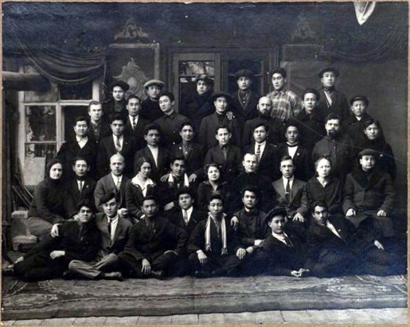 ФЗУ им. Плеханова, Группа туркменов-учащихся с преподавателями, начало 1930-х годов