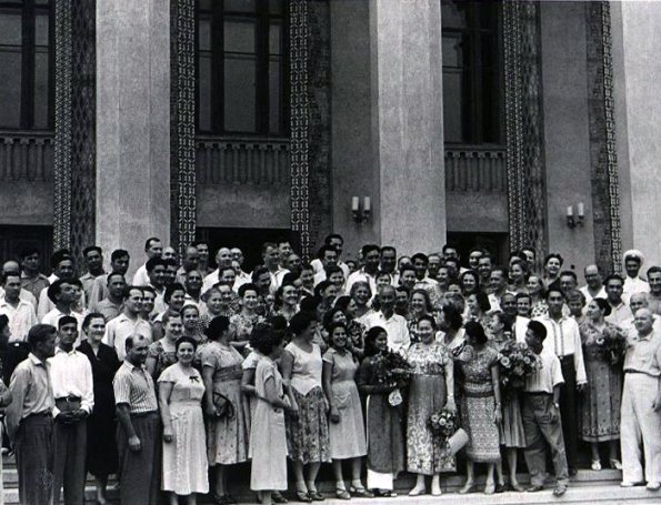 Хо Ши Мин посещает здание Совета министров Туркмении.  Июль 1959 г.