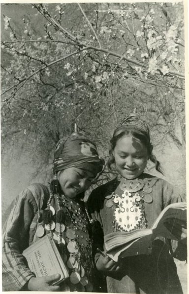 Школьницы колхоза Пять лет Туркменской ССР. Около 1945-го года.