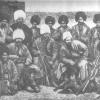 1882 Поручик Максуд Алиханов (сидит слева), под маской туркменского караванщика