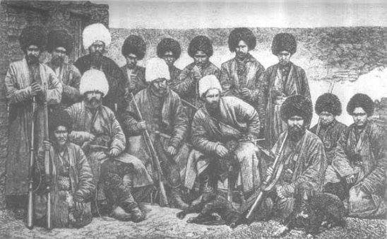 1882 Поручик Максуд Алиханов (сидит слева), под маской туркменского караванщика