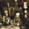 1920 Мары Жемщины туркменки в юрте