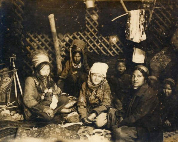 1920 Мары Жемщины туркменки в юрте