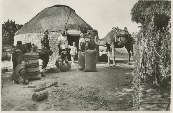 Köşi obasy. Garaöýüniň golaýyndaky maşgala. Panow Iwan Nikolaýewiçiň suraty, 1928