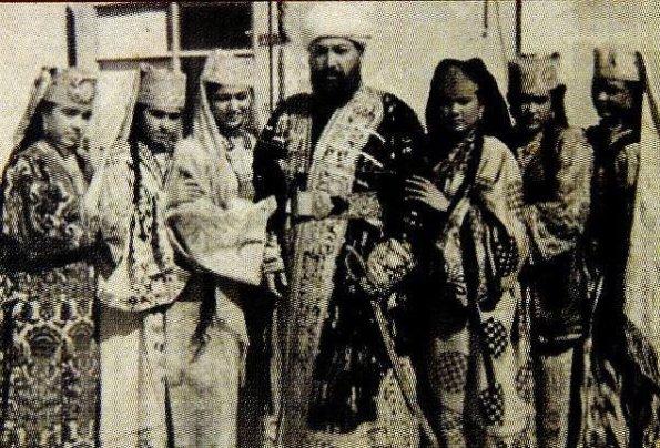 1900 Эмир Бухарский, Сейид Мир Мохаммед Алим-хан со своими женщинами