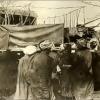 1902 Тело покойного несут на кладбище. Иллюстрация из книги Гюго Краффта