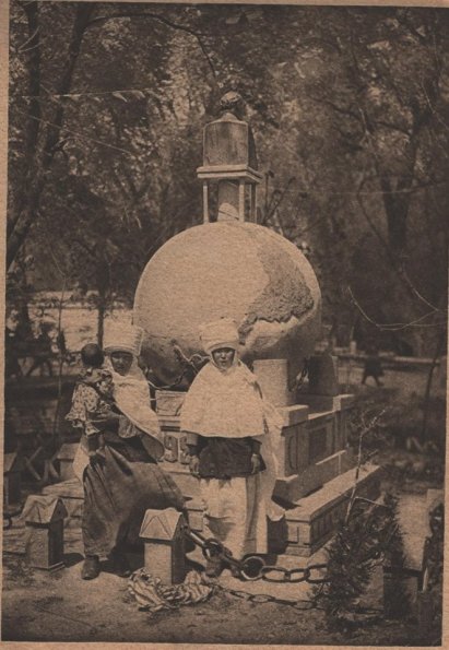 1910 Предпл Казахские Женщины у Памятника