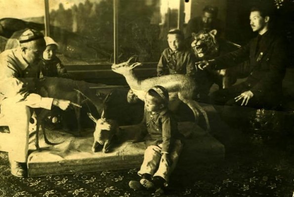 1925 Предпл Ташкент Музей Природы Маджид Кадыри слева