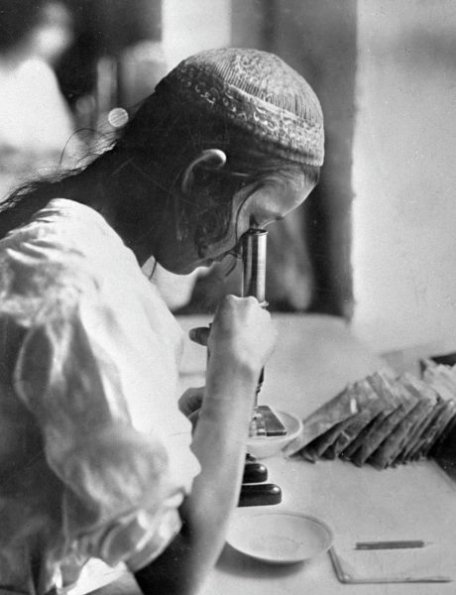1925 Узбекистан Занятие по Биологии - Изучение Грены под Микроскопом