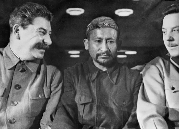 1935 Москва Сталин Ворошилов и делегат от Таджикистана на II съезде колхозников