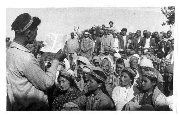 1938 Узбекистан Учитель Колхозной Школы Б Нурзалиев Занятие по Изучению Сталинской Конституции