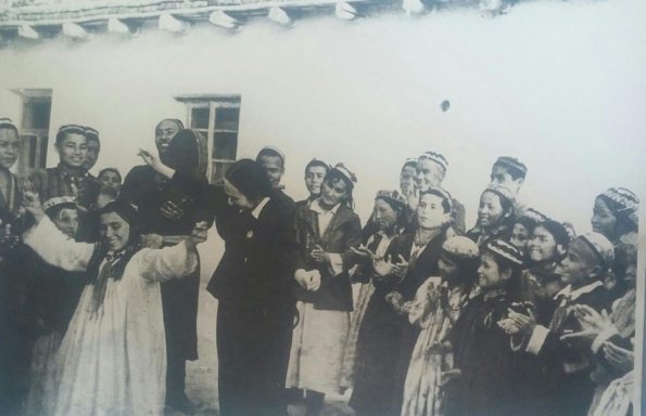 1938 Tashkent Oblast Tamara-khanum visiting kolkhos people