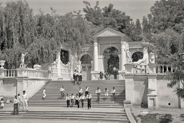 Вход в Дворец пионеров имени Островского  Автор фото И.Душкин 1953 год