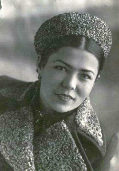 1947 Ташкент Работница Октябрьского Райсполкома г Ташкента Муннавар Азизханова