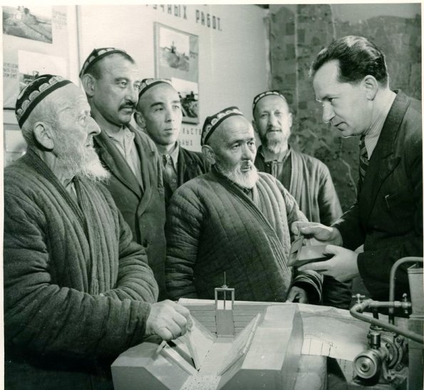 1954 Ташкент хлопкоробы колхоза Кзыл Узбекистан на приеме у изобретателя Дубинина
