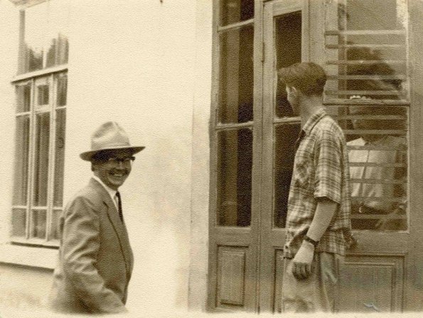 1955 Бухара У Входа в Здание Бухаранефтегазразведки