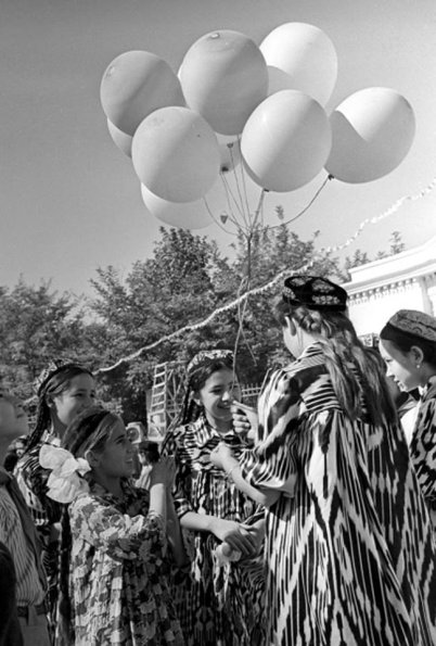1960 Душанбе 1 Мая на Улицах Девочки с Шарами Фото В Шустова