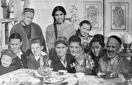 1960 Tashkent Bahri Akramova (4 from right) and Shaamed Shamahmudov (right) took 16 kids WW2 1