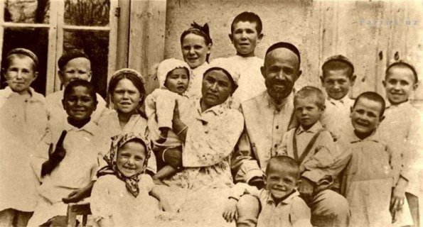 1960 Tashkent Bahri Akramova (4 from right) and Shaamed Shamahmudov (right) took 16 kids WW2 3