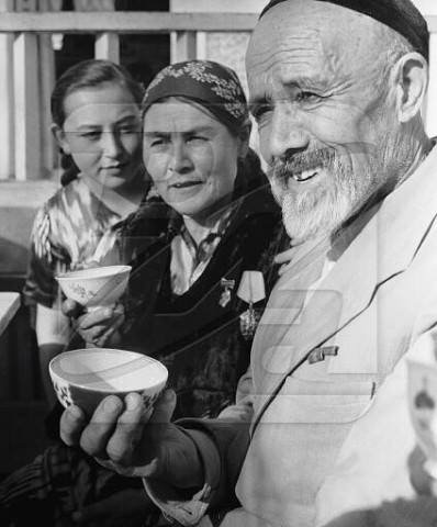1960 Tashkent Bahri Akramova (4 from right) and Shaamed Shamahmudov (right) took 16 kids WW2 4