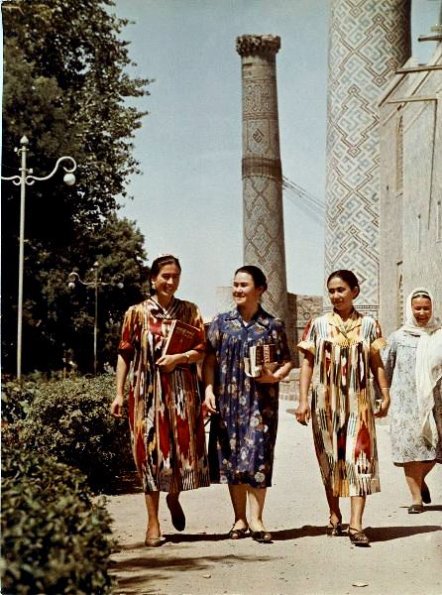 1963 Предпл Самарканд Девушки на Фоне Минарета Медресе Улугбека