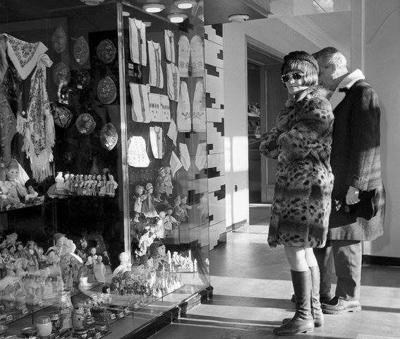 1968 Москва Клаудия Кардинале в Березке, Узбекские Национальные Сувениры