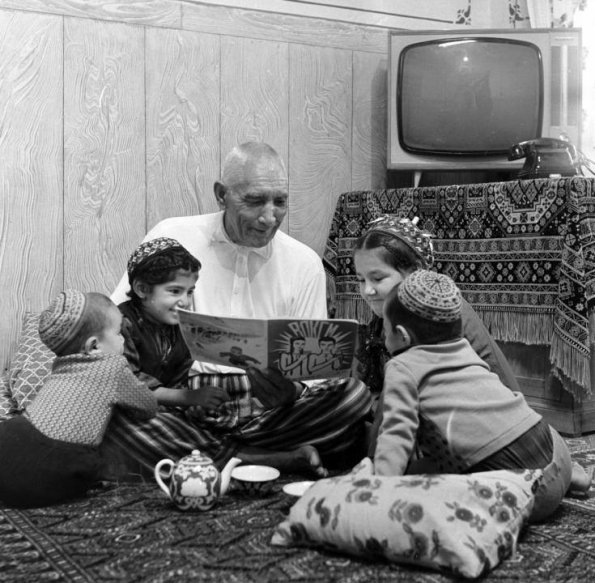 1970 Turkmenistan Grandpa and Children