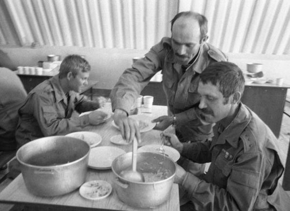 1989 Узбекистан Прапорщики Обедают в Полевых Условиях